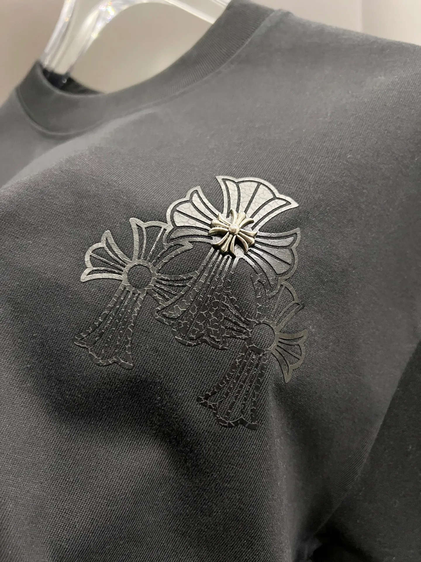 🅿️190 CH Crowe 2025 Autumn and Winter New Short-sleeved T-shirt with cross sticker + customized hardware and metal horseshoe Sanskrit text craft. The real thing is great🔥Same style for men and women, loose version, size S M L XL XXL five sizes black white